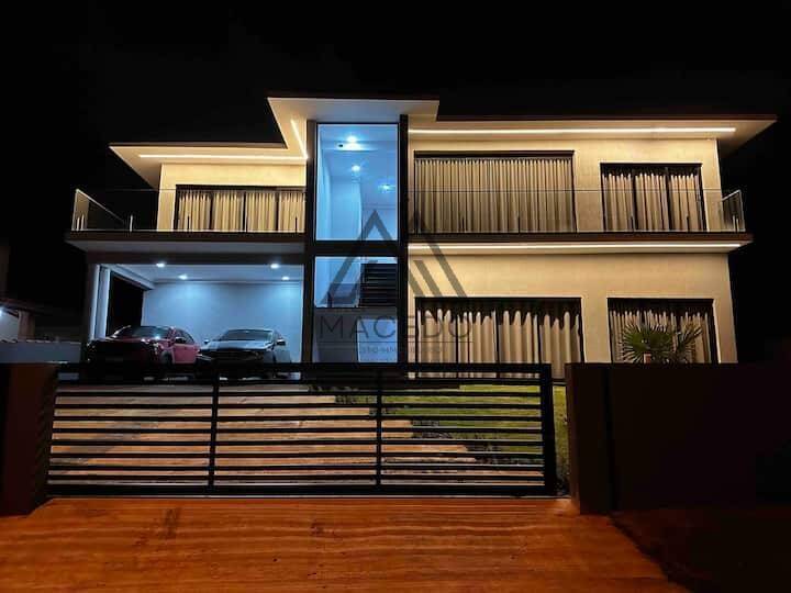 Sobrado à venda com 4 quartos, 250m² - Foto 1
