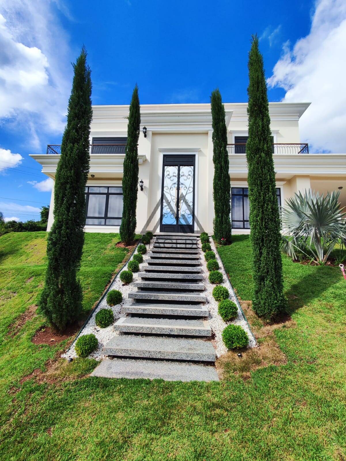 Casa de Condomínio à venda com 4 quartos, 590m² - Foto 1